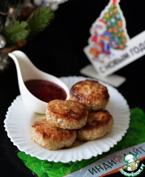 Котлеты из индейки с брусничным соусом Котлеты из индейки с брусничным соусом