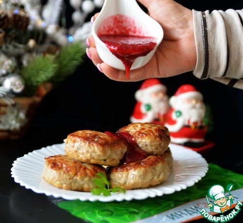 Котлеты из индейки с брусничным соусом Котлеты из индейки с брусничным соусом