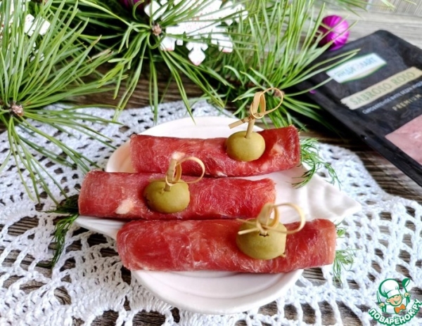 Острые рулетики из сыровяленой индейки Острые рулетики из сыровяленой индейки