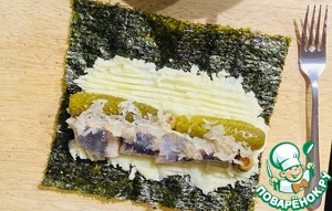 Роллы с сельдью, картофелем и соленым огурцом Роллы с сельдью, картофелем и соленым огурцом