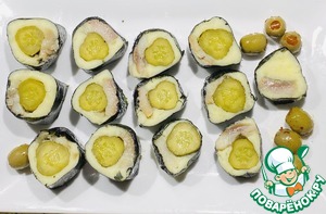 Роллы с сельдью, картофелем и соленым огурцом Роллы с сельдью, картофелем и соленым огурцом