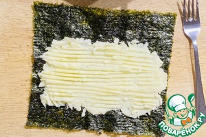 Роллы с сельдью, картофелем и соленым огурцом Роллы с сельдью, картофелем и соленым огурцом