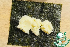 Роллы с сельдью, картофелем и соленым огурцом Роллы с сельдью, картофелем и соленым огурцом