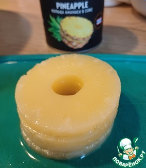 Салат из курицы с ананасом и вяленой сливой