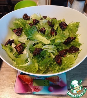 Салат из курицы с ананасом и вяленой сливой