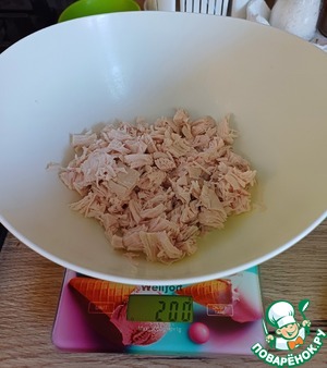 Салат из курицы с ананасом и вяленой сливой