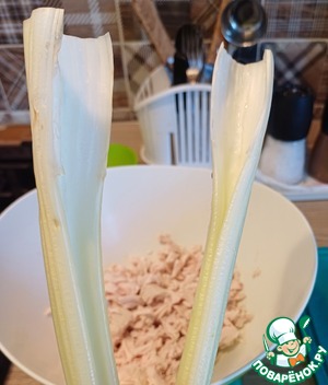 Салат из курицы с ананасом и вяленой сливой