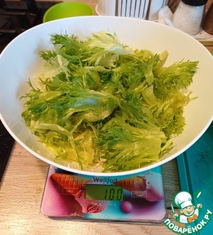 Салат из курицы с ананасом и вяленой сливой