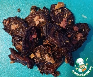 Салат из курицы с ананасом и вяленой сливой