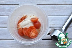 Салат с жареной индейкой и томатной заправкой Салат с жареной индейкой и томатной заправкой