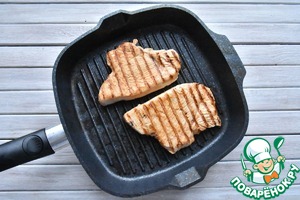 Салат с жареной индейкой и томатной заправкой Салат с жареной индейкой и томатной заправкой