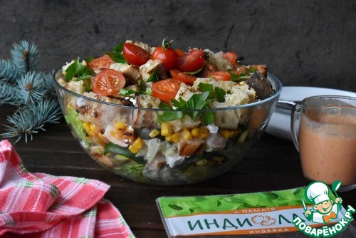 Салат с жареной индейкой и томатной заправкой Салат с жареной индейкой и томатной заправкой