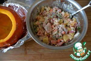 Тыква, фаршированная овощным рагу с индейкой