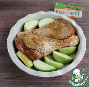 Голень индейки с яблоками