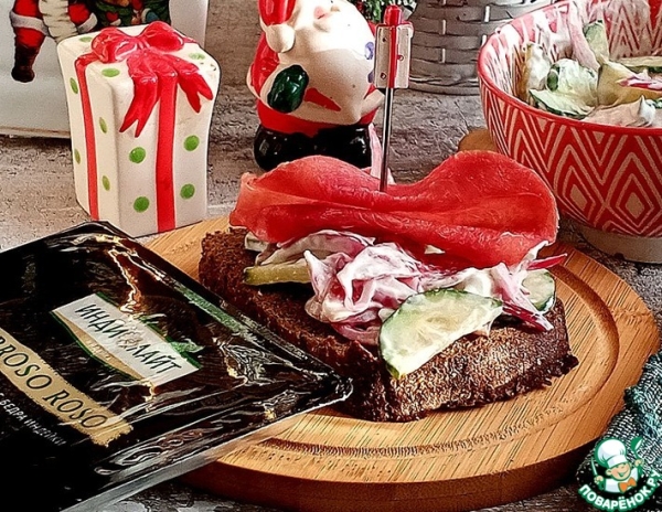 Огуречный салат с сыровяленой индейкой