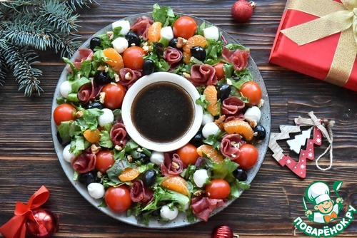 Салат венок с сыровяленой индейкой Салат венок с сыровяленой индейкой