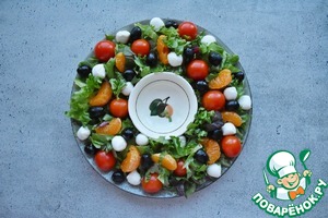 Салат венок с сыровяленой индейкой Салат венок с сыровяленой индейкой