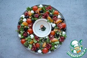 Салат венок с сыровяленой индейкой Салат венок с сыровяленой индейкой