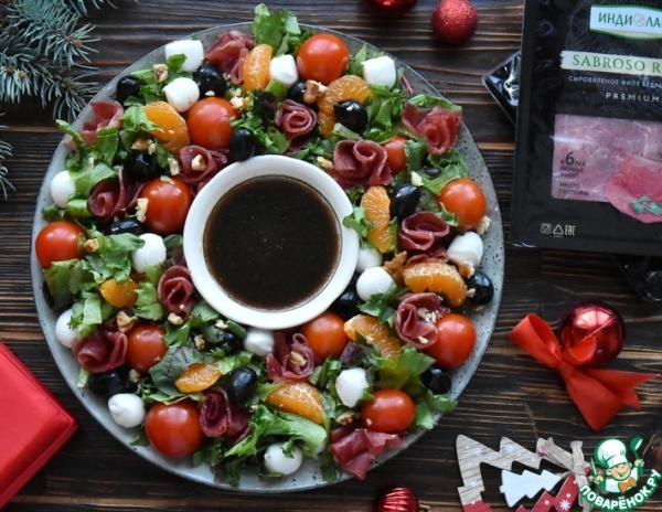 Салат венок с сыровяленой индейкой Салат венок с сыровяленой индейкой