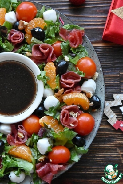 Салат венок с сыровяленой индейкой Салат венок с сыровяленой индейкой