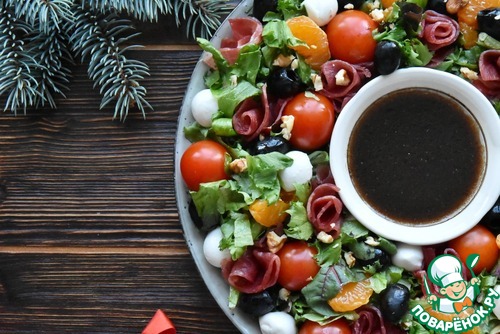 Салат венок с сыровяленой индейкой Салат венок с сыровяленой индейкой