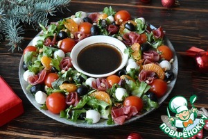 Салат венок с сыровяленой индейкой Салат венок с сыровяленой индейкой