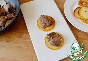 Закусочный мильфей из яблок с печенью Закусочный мильфей из яблок с печенью