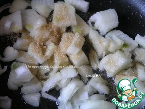 Мясной пирог с рисом, луком, яблоками