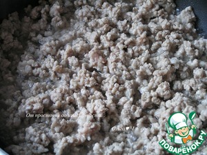 Мясной пирог с рисом, луком, яблоками