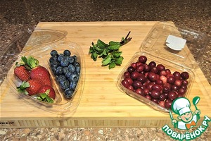 Тонкие блинчики на минералке с ягодами Тонкие блинчики на минералке с ягодами