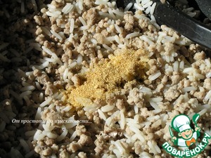 Мясной пирог с рисом, луком, яблоками