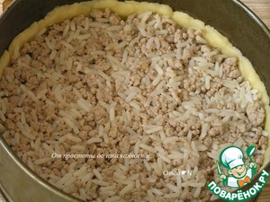 Мясной пирог с рисом, луком, яблоками
