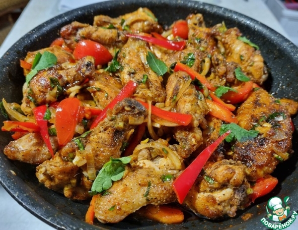 Куриные крылья с овощами