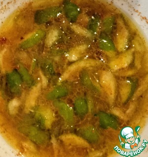 Салат из брокколи, фиников, орехов пекан