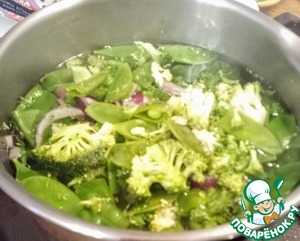 Салат из брокколи, фиников, орехов пекан